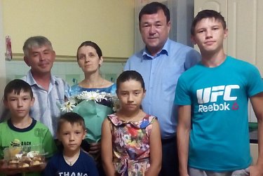 Депутаты вручили подарки семейным парам 